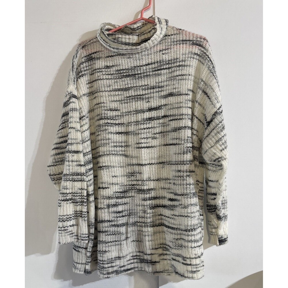 Torrid Woman Turtleneck Sweater Top White Black Size 3-CHEST 56" Preowned Light